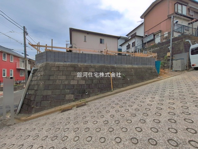 G00393600 神奈川県横浜市金沢区富岡西１丁目 新築一戸建て 5180万円 土地面積107.91m² (約32.64坪) 建物面積100.78m² (約30.48坪) 間取り４ＬＤＫ 築年月2026年07月【外観13】