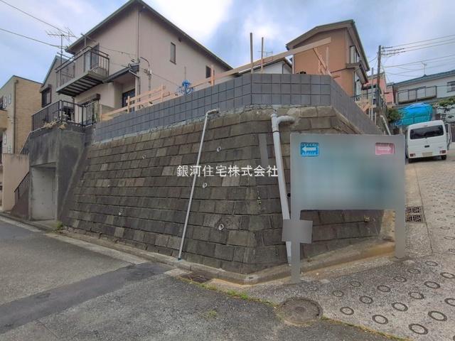 G00393600 神奈川県横浜市金沢区富岡西１丁目 新築一戸建て 5180万円 土地面積107.91m² (約32.64坪) 建物面積100.78m² (約30.48坪) 間取り４ＬＤＫ 築年月2026年07月【外観14】