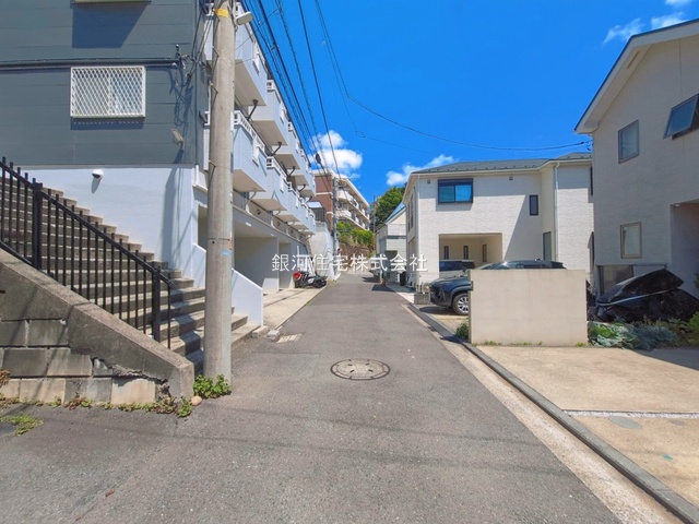 G00393641 神奈川県横浜市神奈川区三ツ沢下町 中古一戸建て 5499万円 土地面積97.70m² (約29.55坪) 建物面積92.53m² (約27.99坪) 間取り３ＳＬＤＫ 築年月2011年04月(築15年)【外観9】