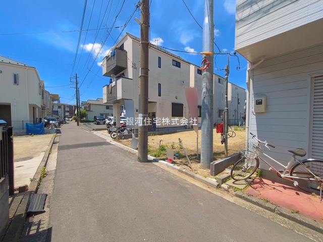 G00393664 神奈川県横浜市磯子区岡村１丁目 新築一戸建て 4780万円 土地面積112.96m² (約34.17坪) 建物面積100.19m² (約30.30坪) 間取り４ＬＤＫ 築年月2026年11月【外観6】