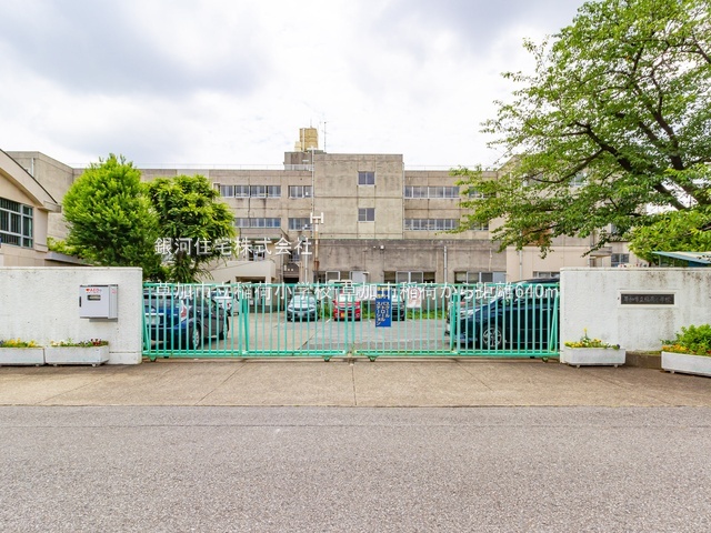 G00393717 埼玉県草加市稲荷４丁目 新築一戸建て 4880万円 土地面積168.64m² (約51.01坪) 建物面積109.71m² (約33.18坪) 間取り４ＬＤＫ 築年月2026年08月【周辺環境】草加市立稲荷小学校
