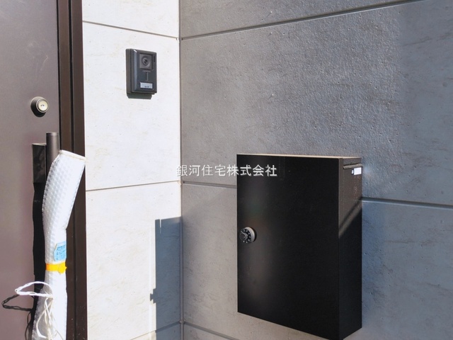 G00394606 埼玉県上尾市小泉７丁目 新築一戸建て 3298万円 土地面積119.37m² (約36.10坪) 建物面積104.33m² (約31.55坪) 間取り３ＬＤＫ 築年月2026年01月(築１年以内)【外観10】