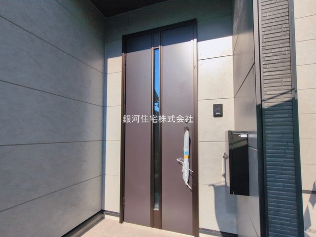 G00394606 埼玉県上尾市小泉７丁目 新築一戸建て 3298万円 土地面積119.37m² (約36.10坪) 建物面積104.33m² (約31.55坪) 間取り３ＬＤＫ 築年月2026年01月(築１年以内)【外観11】