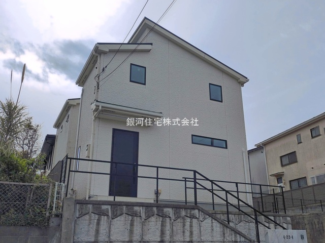 G00394721 神奈川県鎌倉市今泉台４丁目 中古一戸建て 4880万円 土地面積206.57m² (約62.48坪) 建物面積99.78m² (約30.18坪) 間取り３ＬＤＫ 築年月2017年11月(築8年)【外観2】