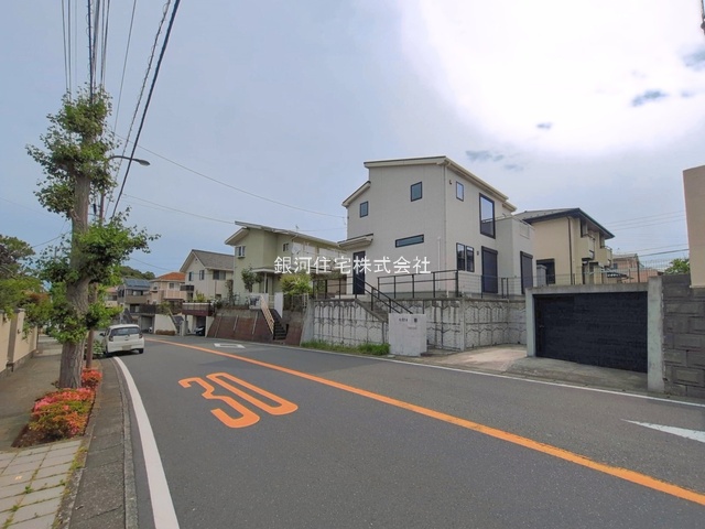 G00394721 神奈川県鎌倉市今泉台４丁目 中古一戸建て 4880万円 土地面積206.57m² (約62.48坪) 建物面積99.78m² (約30.18坪) 間取り３ＬＤＫ 築年月2017年11月(築8年)【外観3】