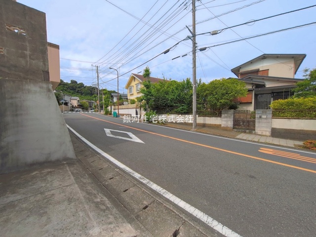 G00394721 神奈川県鎌倉市今泉台４丁目 中古一戸建て 4880万円 土地面積206.57m² (約62.48坪) 建物面積99.78m² (約30.18坪) 間取り３ＬＤＫ 築年月2017年11月(築8年)【外観4】