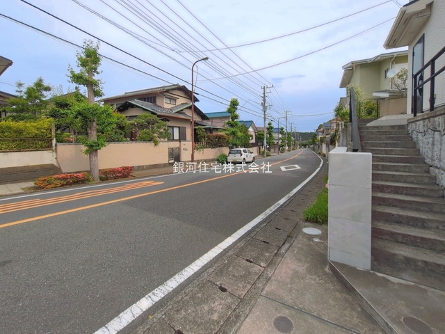 G00394721 神奈川県鎌倉市今泉台４丁目 中古一戸建て 4880万円 土地面積206.57m² (約62.48坪) 建物面積99.78m² (約30.18坪) 間取り３ＬＤＫ 築年月2017年11月(築8年)【外観5】