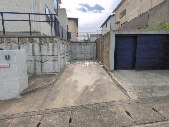 G00394721 神奈川県鎌倉市今泉台４丁目 中古一戸建て 4880万円 土地面積206.57m² (約62.48坪) 建物面積99.78m² (約30.18坪) 間取り３ＬＤＫ 築年月2017年11月(築8年)【外観6】