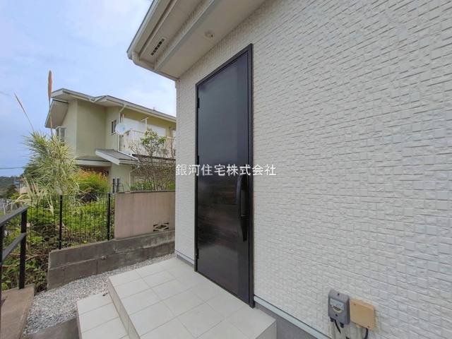 G00394721 神奈川県鎌倉市今泉台４丁目 中古一戸建て 4880万円 土地面積206.57m² (約62.48坪) 建物面積99.78m² (約30.18坪) 間取り３ＬＤＫ 築年月2017年11月(築8年)【外観8】