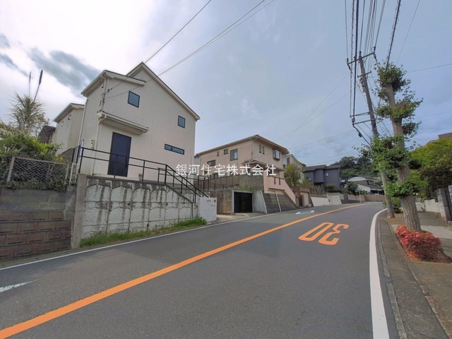 G00394721 神奈川県鎌倉市今泉台４丁目 中古一戸建て 4880万円 土地面積206.57m² (約62.48坪) 建物面積99.78m² (約30.18坪) 間取り３ＬＤＫ 築年月2017年11月(築8年)【外観15】