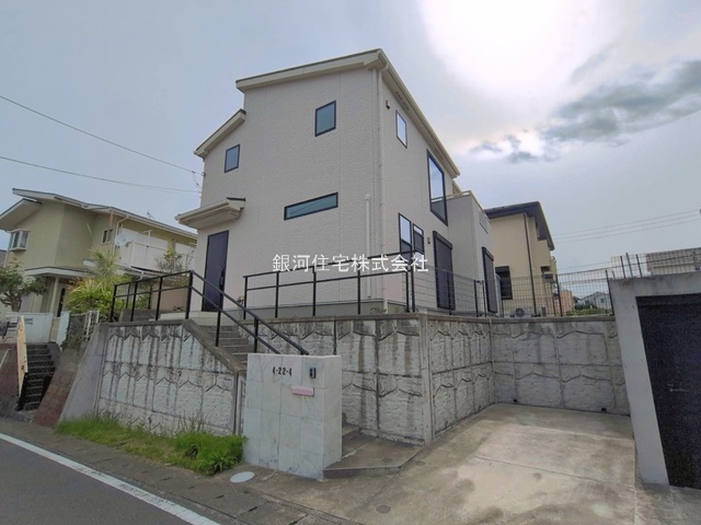 G00394721 神奈川県鎌倉市今泉台４丁目 中古一戸建て 4880万円 土地面積206.57m² (約62.48坪) 建物面積99.78m² (約30.18坪) 間取り３ＬＤＫ 築年月2017年11月(築8年)【外観17】
