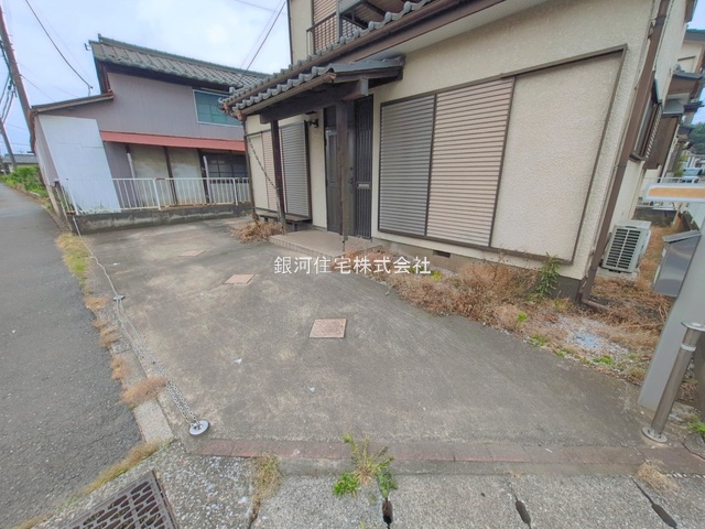 G00394722 埼玉県川越市大字笠幡 中古一戸建て 799万円 土地面積100.03m² (約30.25坪) 建物面積73.69m² (約22.29坪) 間取り４ＤＫ 築年月1983年12月(築42年)【外観16】