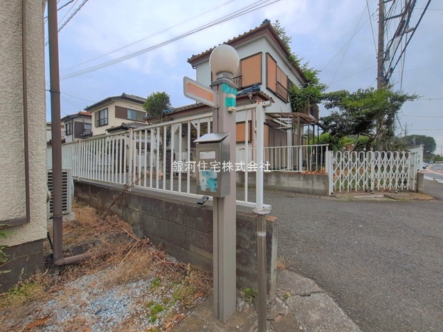 G00394722 埼玉県川越市大字笠幡 中古一戸建て 799万円 土地面積100.03m² (約30.25坪) 建物面積73.69m² (約22.29坪) 間取り４ＤＫ 築年月1983年12月(築42年)【外観17】
