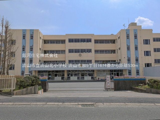 G00395004 千葉県流山市加５丁目 新築一戸建て 3390万円 土地面積80.62m² (約24.38坪) 建物面積86.94m² (約26.29坪) 間取り３ＬＫ 築年月2026年07月(築１年以内)【周辺環境】流山市立流山北小学校