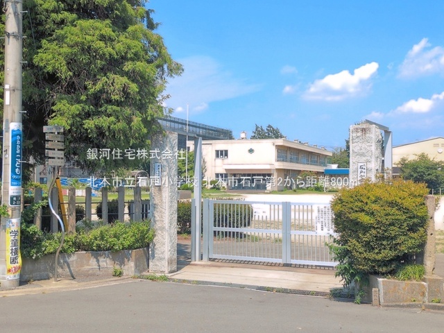 G00395300 埼玉県北本市石戸４丁目 新築一戸建て 3190万円 土地面積124.62m² (約37.69坪) 建物面積107.65m² (約32.56坪) 間取り４ＬＤＫ 築年月2026年10月【周辺環境】北本市立石戸小学校