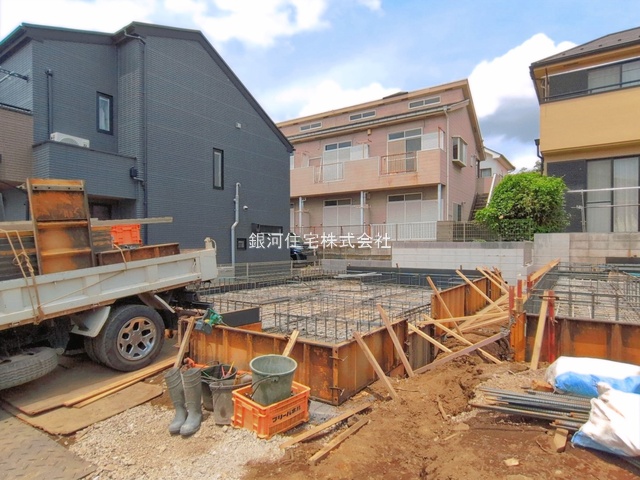 G00396045 東京都調布市深大寺東町３丁目 新築一戸建て 5590万円 土地面積92.11m² (約27.86坪) 建物面積73.27m² (約22.16坪) 間取り３ＬＤＫ 築年月2026年08月【外観7】