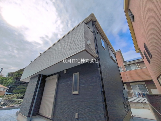 G00396295 神奈川県横須賀市太田和２丁目 新築一戸建て 3490万円 土地面積197.36m² (約59.70坪) 建物面積98.89m² (約29.91坪) 間取り４ＬＤＫ 築年月2026年07月(築１年以内)【外観10】