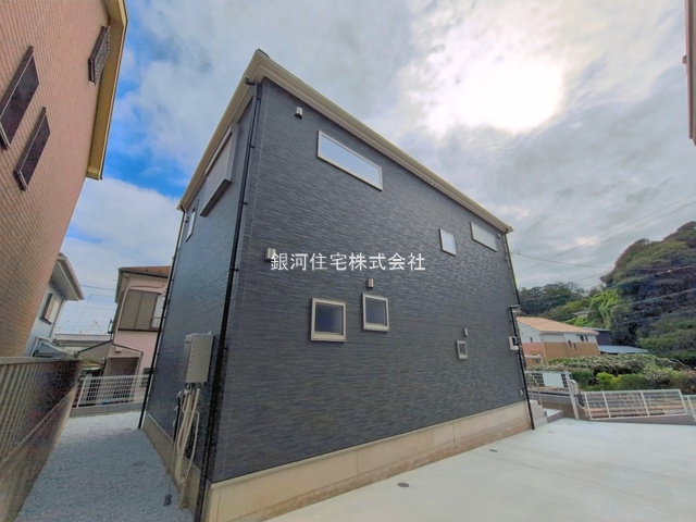 G00396295 神奈川県横須賀市太田和２丁目 新築一戸建て 3490万円 土地面積197.36m² (約59.70坪) 建物面積98.89m² (約29.91坪) 間取り４ＬＤＫ 築年月2026年07月(築１年以内)【外観11】