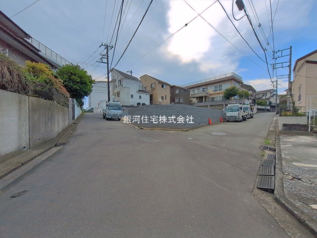 G00396302 神奈川県横浜市金沢区富岡西１丁目 新築一戸建て 6580万円 土地面積183.16m² (約55.40坪) 建物面積105.99m² (約32.06坪) 間取り４ＬＤＫ 築年月2026年11月【外観9】