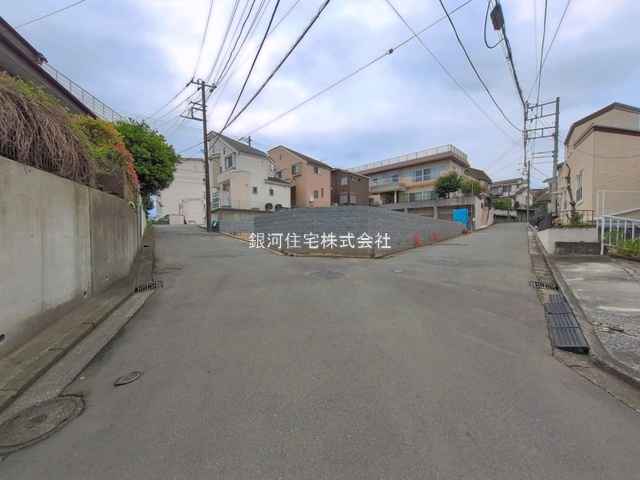 G00396302 神奈川県横浜市金沢区富岡西１丁目 新築一戸建て 6580万円 土地面積183.16m² (約55.40坪) 建物面積105.99m² (約32.06坪) 間取り４ＬＤＫ 築年月2026年11月【外観12】