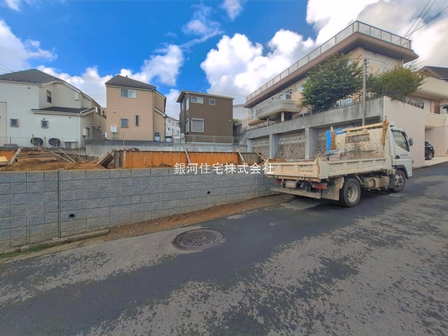 G00396303 神奈川県横浜市金沢区富岡西１丁目 新築一戸建て 6380万円 土地面積150.20m² (約45.43坪) 建物面積115.92m² (約35.06坪) 間取り４ＬＤＫ 築年月2026年11月【外観5】