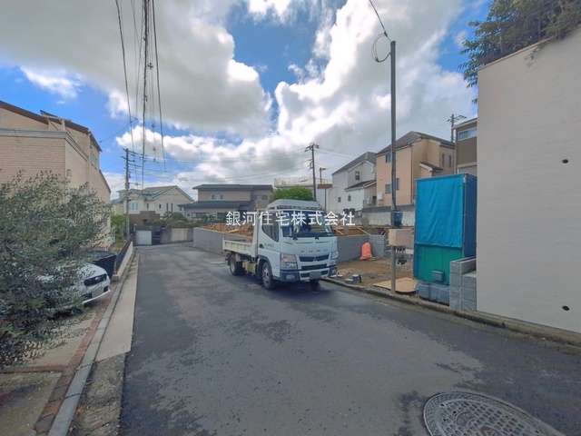 G00396303 神奈川県横浜市金沢区富岡西１丁目 新築一戸建て 6380万円 土地面積150.20m² (約45.43坪) 建物面積115.92m² (約35.06坪) 間取り４ＬＤＫ 築年月2026年11月【外観6】