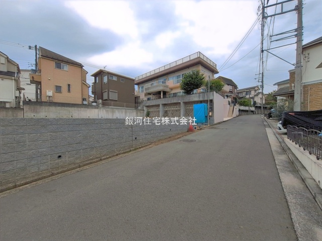 G00396303 神奈川県横浜市金沢区富岡西１丁目 新築一戸建て 6380万円 土地面積150.20m² (約45.43坪) 建物面積115.92m² (約35.06坪) 間取り４ＬＤＫ 築年月2026年11月【外観9】