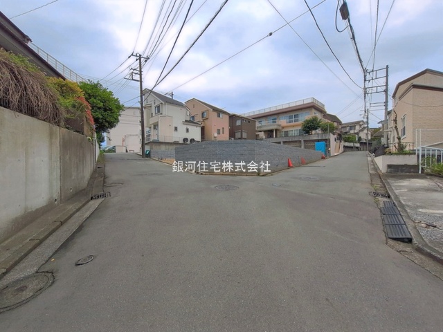 G00396303 神奈川県横浜市金沢区富岡西１丁目 新築一戸建て 6380万円 土地面積150.20m² (約45.43坪) 建物面積115.92m² (約35.06坪) 間取り４ＬＤＫ 築年月2026年11月【外観11】