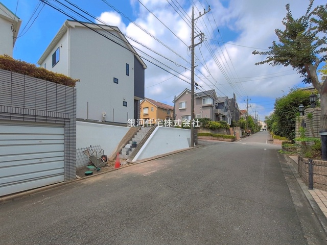 G00396433 東京都町田市三輪緑山２丁目 新築一戸建て 5790万円 土地面積193.38m² (約58.49坪) 建物面積108.47m² (約32.81坪) 間取り４ＬＤＫ 築年月2026年08月(築１年以内)【外観9】