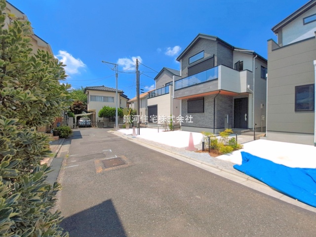 G00396759 東京都世田谷区上祖師谷２丁目 新築一戸建て 1億1949万円 土地面積118.87m² (約35.95坪) 建物面積93.98m² (約28.42坪) 間取り３ＬＤＫ 築年月2026年06月(築１年以内)【外観3】
