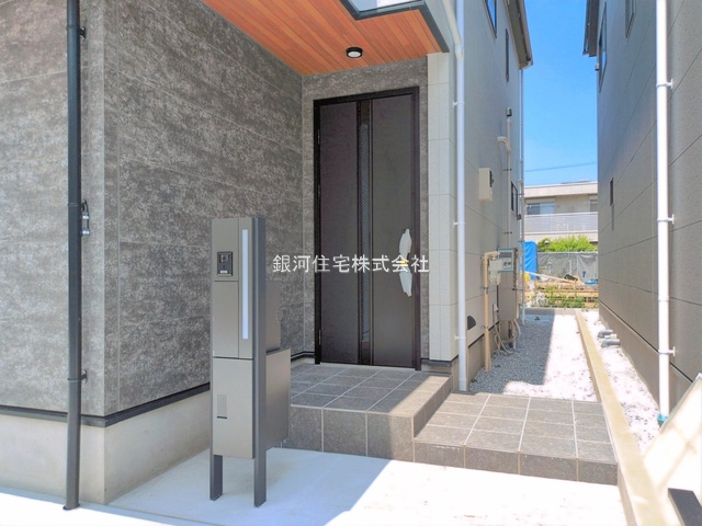 G00396759 東京都世田谷区上祖師谷２丁目 新築一戸建て 1億1949万円 土地面積118.87m² (約35.95坪) 建物面積93.98m² (約28.42坪) 間取り３ＬＤＫ 築年月2026年06月(築１年以内)【外観4】
