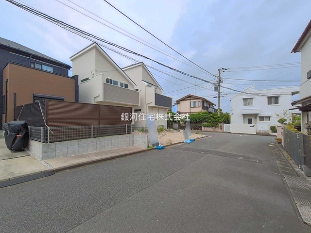 G00397195 神奈川県横須賀市公郷町６丁目 新築一戸建て 3480万円 土地面積102.76m² (約31.08坪) 建物面積81.98m² (約24.79坪) 間取り３ＬＤＫ 築年月2026年06月(築１年以内)【外観3】
