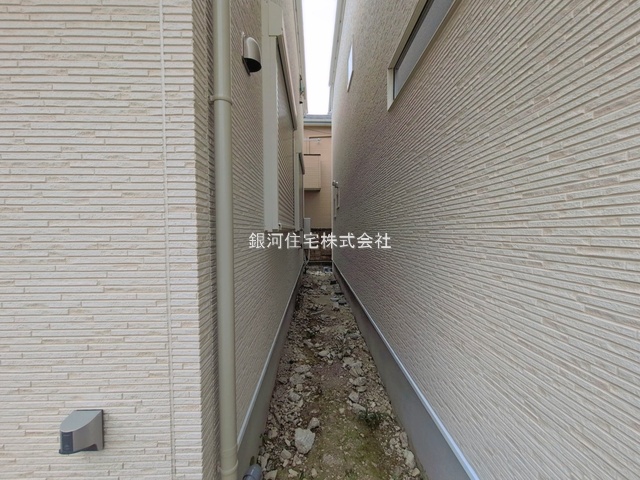 G00397195 神奈川県横須賀市公郷町６丁目 新築一戸建て 3480万円 土地面積102.76m² (約31.08坪) 建物面積81.98m² (約24.79坪) 間取り３ＬＤＫ 築年月2026年06月(築１年以内)【外観4】