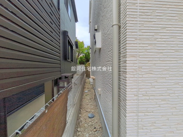 G00397195 神奈川県横須賀市公郷町６丁目 新築一戸建て 3480万円 土地面積102.76m² (約31.08坪) 建物面積81.98m² (約24.79坪) 間取り３ＬＤＫ 築年月2026年06月(築１年以内)【外観12】
