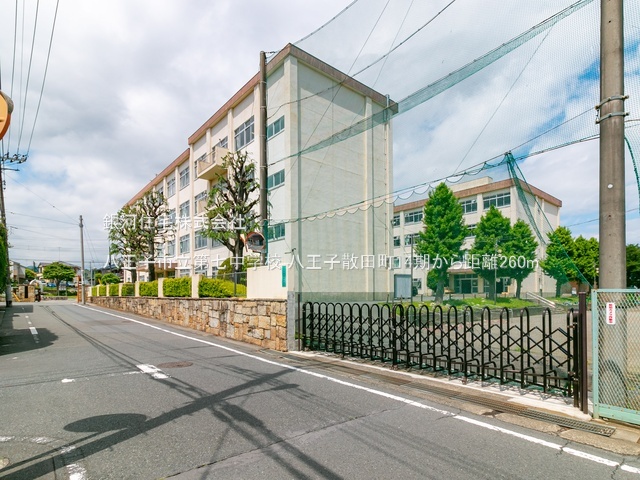 G00397330 東京都八王子市散田町２丁目 新築一戸建て 3990万円 土地面積100.11m² (約30.28坪) 建物面積79.90m² (約24.16坪) 間取り３ＬＤＫ 築年月2026年09月(築１年以内)【周辺環境】八王子市立第七中学校