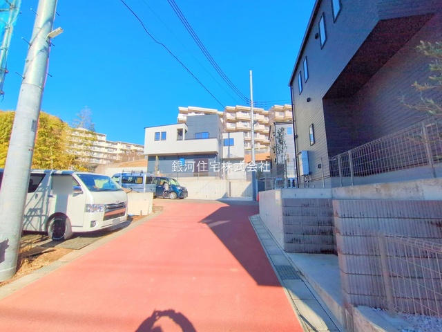G00397395 千葉県松戸市根木内 新築一戸建て 4480万円 土地面積130.95m² (約39.61坪) 建物面積108.47m² (約32.81坪) 間取り３ＬＤＫ 築年月2025年12月(築１年以内)【外観3】