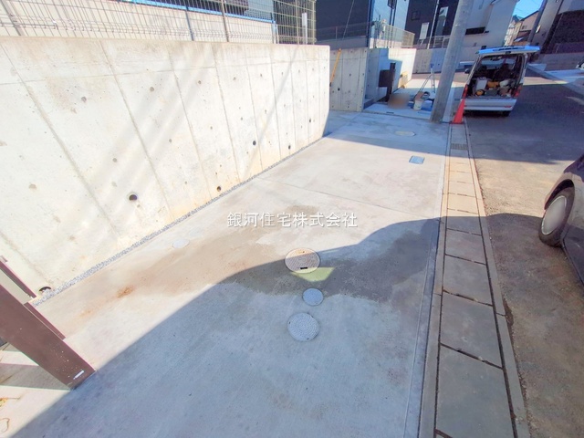 G00397395 千葉県松戸市根木内 新築一戸建て 4480万円 土地面積130.95m² (約39.61坪) 建物面積108.47m² (約32.81坪) 間取り３ＬＤＫ 築年月2025年12月(築１年以内)【外観10】