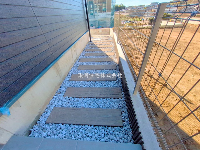 G00397395 千葉県松戸市根木内 新築一戸建て 4480万円 土地面積130.95m² (約39.61坪) 建物面積108.47m² (約32.81坪) 間取り３ＬＤＫ 築年月2025年12月(築１年以内)【外観15】