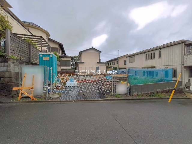 G00397409 神奈川県横浜市金沢区釜利谷西３丁目 新築一戸建て 5980万円 土地面積181.02m² (約54.75坪) 建物面積106.92m² (約32.34坪) 間取り４ＬＤＫ 築年月2027年02月【外観2】