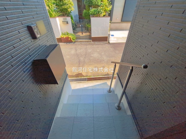 G00398467 千葉県鎌ヶ谷市東道野辺１丁目 中古一戸建て 3199万円 土地面積95.02m² (約28.74坪) 建物面積89.95m² (約27.20坪) 間取り４ＬＤＫ 築年月2023年06月(築3年)【外観5】