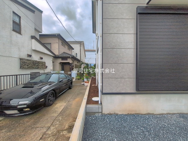 G00398509 千葉県流山市三輪野山１丁目 新築一戸建て 5099万円 土地面積121.30m² (約36.69坪) 建物面積112.32m² (約33.97坪) 間取り３ＳＬＤＫ 築年月2026年09月(築１年以内)【外観5】