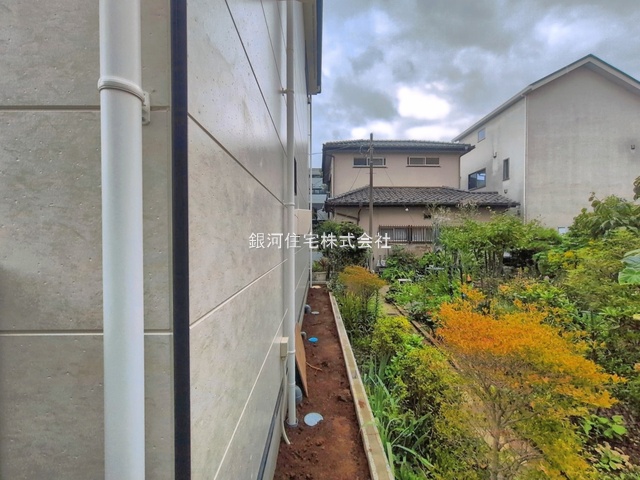G00398509 千葉県流山市三輪野山１丁目 新築一戸建て 5099万円 土地面積121.30m² (約36.69坪) 建物面積112.32m² (約33.97坪) 間取り３ＳＬＤＫ 築年月2026年09月(築１年以内)【外観10】