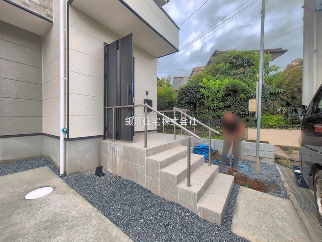 G00398509 千葉県流山市三輪野山１丁目 新築一戸建て 5099万円 土地面積121.30m² (約36.69坪) 建物面積112.32m² (約33.97坪) 間取り３ＳＬＤＫ 築年月2026年09月(築１年以内)【外観13】
