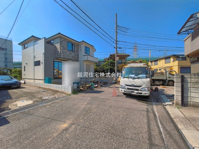 G00398509 千葉県流山市三輪野山１丁目 新築一戸建て 5099万円 土地面積121.30m² (約36.69坪) 建物面積112.32m² (約33.97坪) 間取り３ＳＬＤＫ 築年月2026年09月(築１年以内)【外観16】