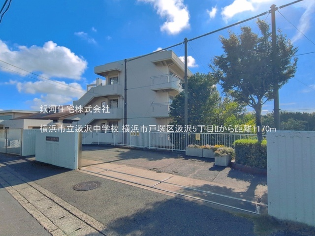 G00398512 神奈川県横浜市戸塚区汲沢５丁目 新築一戸建て 5798万円 土地面積100.63m² (約30.44坪) 建物面積99.36m² (約30.05坪) 間取り４ＬＤＫ 築年月2026年09月(築１年以内)【周辺環境】横浜市立汲沢中学校