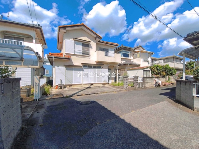 G00399266 埼玉県鴻巣市吹上富士見１丁目 中古一戸建て 799万円 土地面積105.85m² (約32.01坪) 建物面積93.57m² (約28.30坪) 間取り４ＬＤＫ 築年月1988年09月(築38年)【外観3】
