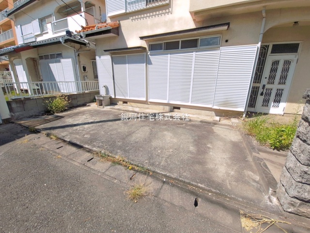 G00399266 埼玉県鴻巣市吹上富士見１丁目 中古一戸建て 799万円 土地面積105.85m² (約32.01坪) 建物面積93.57m² (約28.30坪) 間取り４ＬＤＫ 築年月1988年09月(築38年)【外観5】