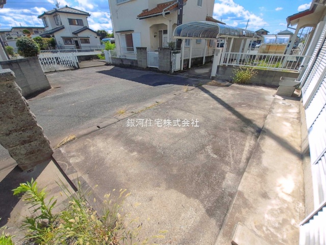G00399266 埼玉県鴻巣市吹上富士見１丁目 中古一戸建て 799万円 土地面積105.85m² (約32.01坪) 建物面積93.57m² (約28.30坪) 間取り４ＬＤＫ 築年月1988年09月(築38年)【外観12】