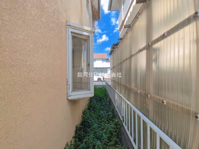 G00399266 埼玉県鴻巣市吹上富士見１丁目 中古一戸建て 799万円 土地面積105.85m² (約32.01坪) 建物面積93.57m² (約28.30坪) 間取り４ＬＤＫ 築年月1988年09月(築38年)【外観14】