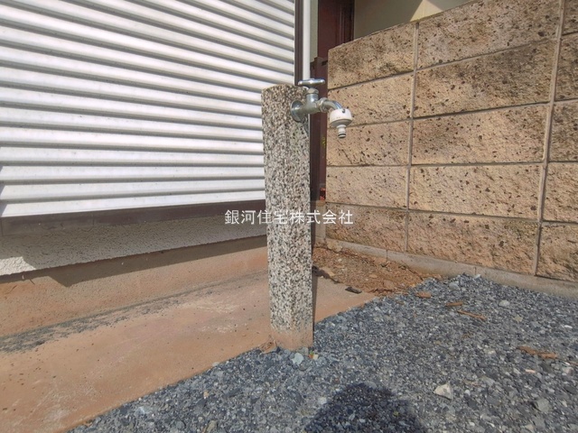 G00399542 埼玉県鶴ヶ島市大字中新田 中古一戸建て 1749万円 土地面積101.67m² (約30.75坪) 建物面積79.99m² (約24.19坪) 間取り４ＤＫ 築年月1985年04月(築41年)【外観4】